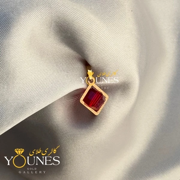 تصویر دوم آویز طلا سواروسکی مربعی قرمز